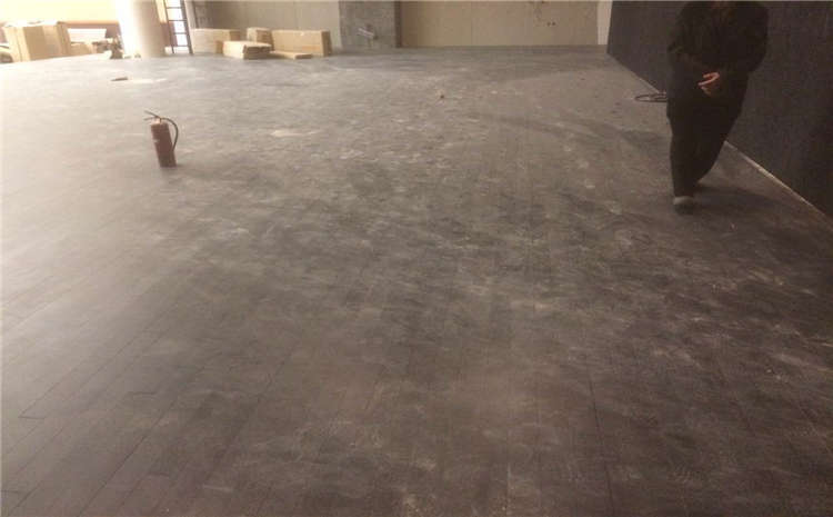 24厚羽毛球館木地板怎么翻新