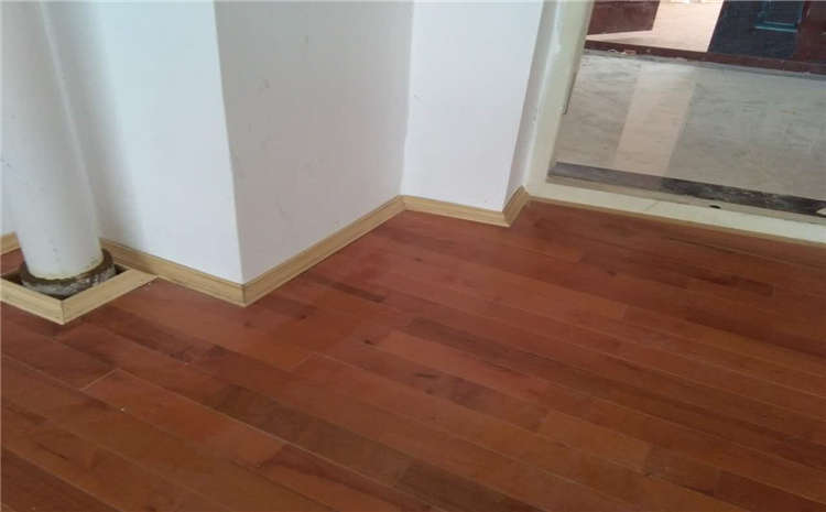 防潮膜鋪裝在龍骨層下面可行嗎？