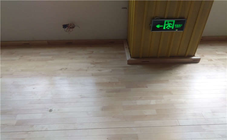 俄勒岡松籃球場地木地板怎么維修?