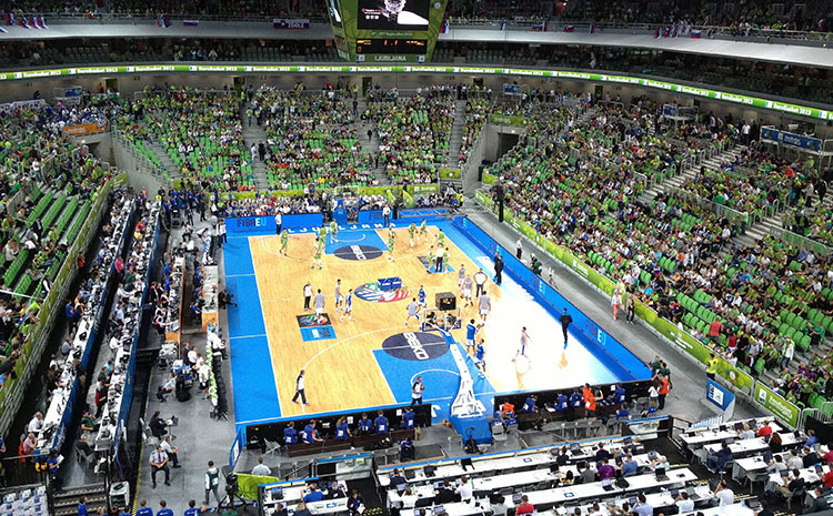 五角楓風(fēng)雨操場(chǎng)運(yùn)動(dòng)地板**是多少錢(qián)?