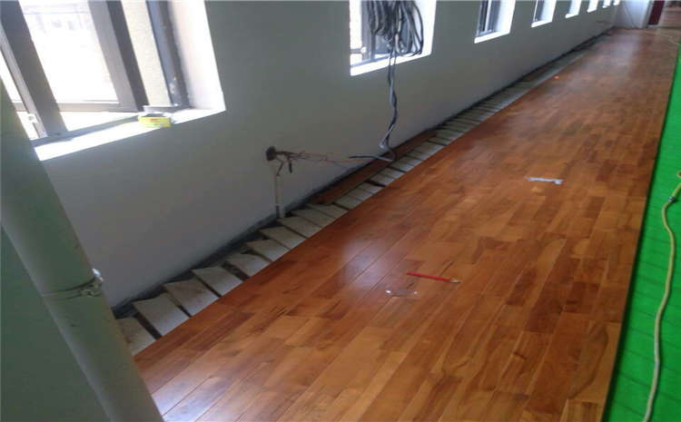 指接板風雨操場地板多少錢一平米?